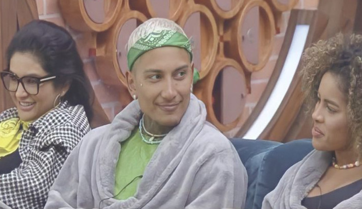 Dynho Alves, Sthefane Matos e Mileide Mihaile dormem juntos em ‘A Fazenda  13’ e internautas acusam o cantor de traição