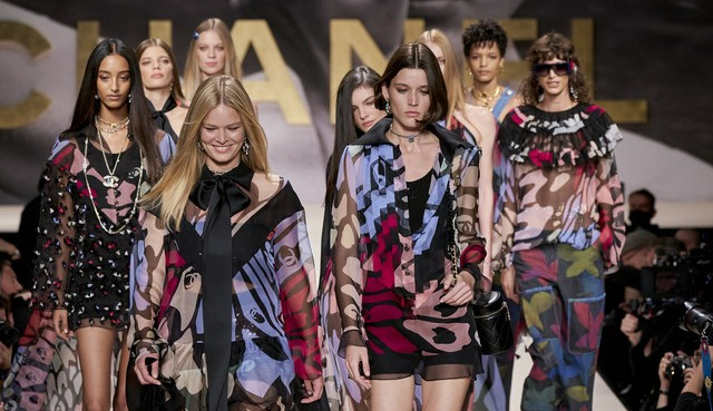 Chanel apresenta sua coleção de primavera-verão 2022