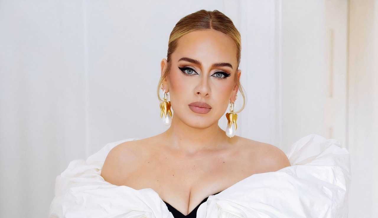 Adele explica que não teve condição de morar em Londres, por isso mora nos EUA