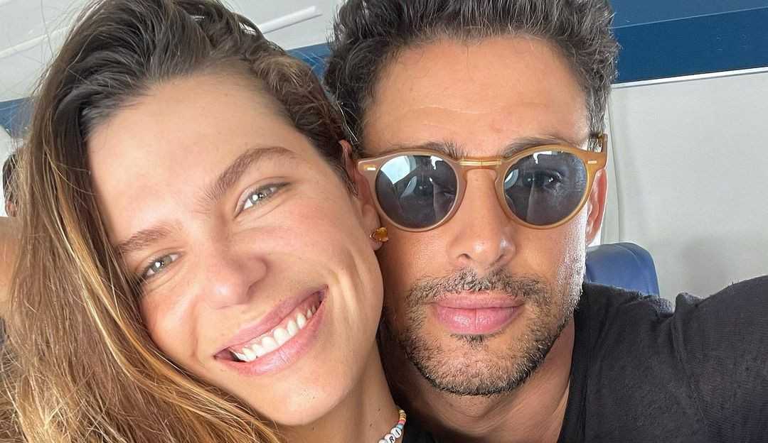 Cauã Reymond curte praia nas Maldivas com Mariana Goldfarb