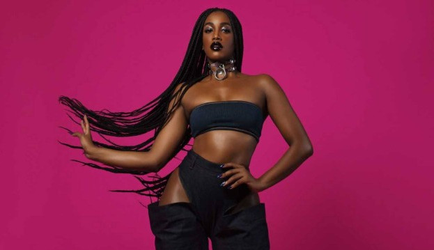 Iza é aclamada pelos fãs após aparecer com look poderoso