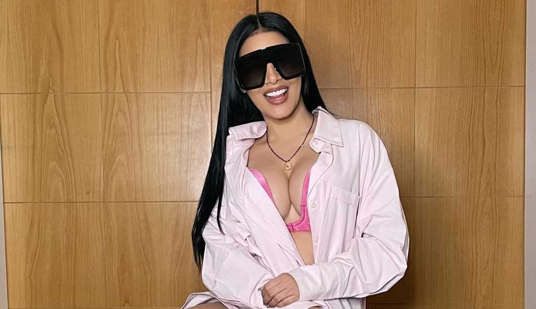 Simaria leva picadas de abelha nos olhos e faz show de óculos escuro