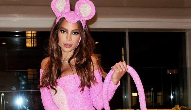 Anitta rouba a cena vestida de Pantera Cor-de-Rosa em Halloween nos Estados Unidos