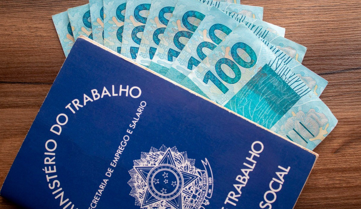 Salário mínimo poderá aumentar R$100 em 2022, segundo a projeção do INPC