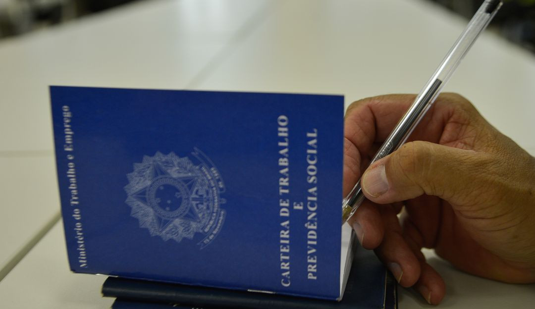 Polêmica envolve decisão do governo proibindo demissão de quem não se vacinar