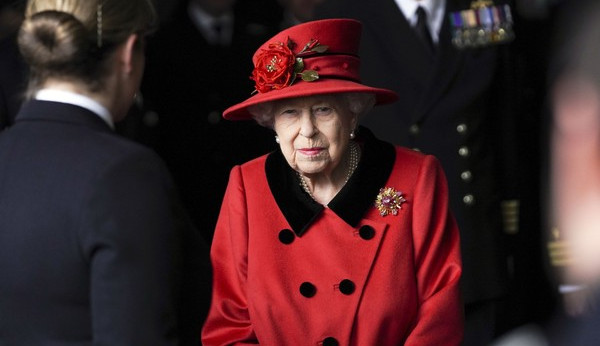 Chefe da realeza conta esquema de segurança para servir comida à Rainha Elizabeth 2°