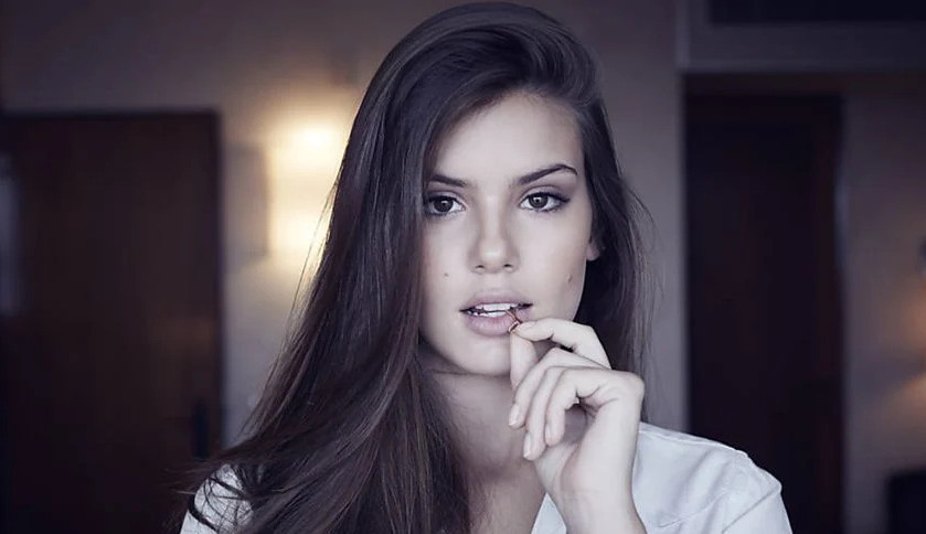 Em nota oficial, Camila Queiroz nega demissão da Globo