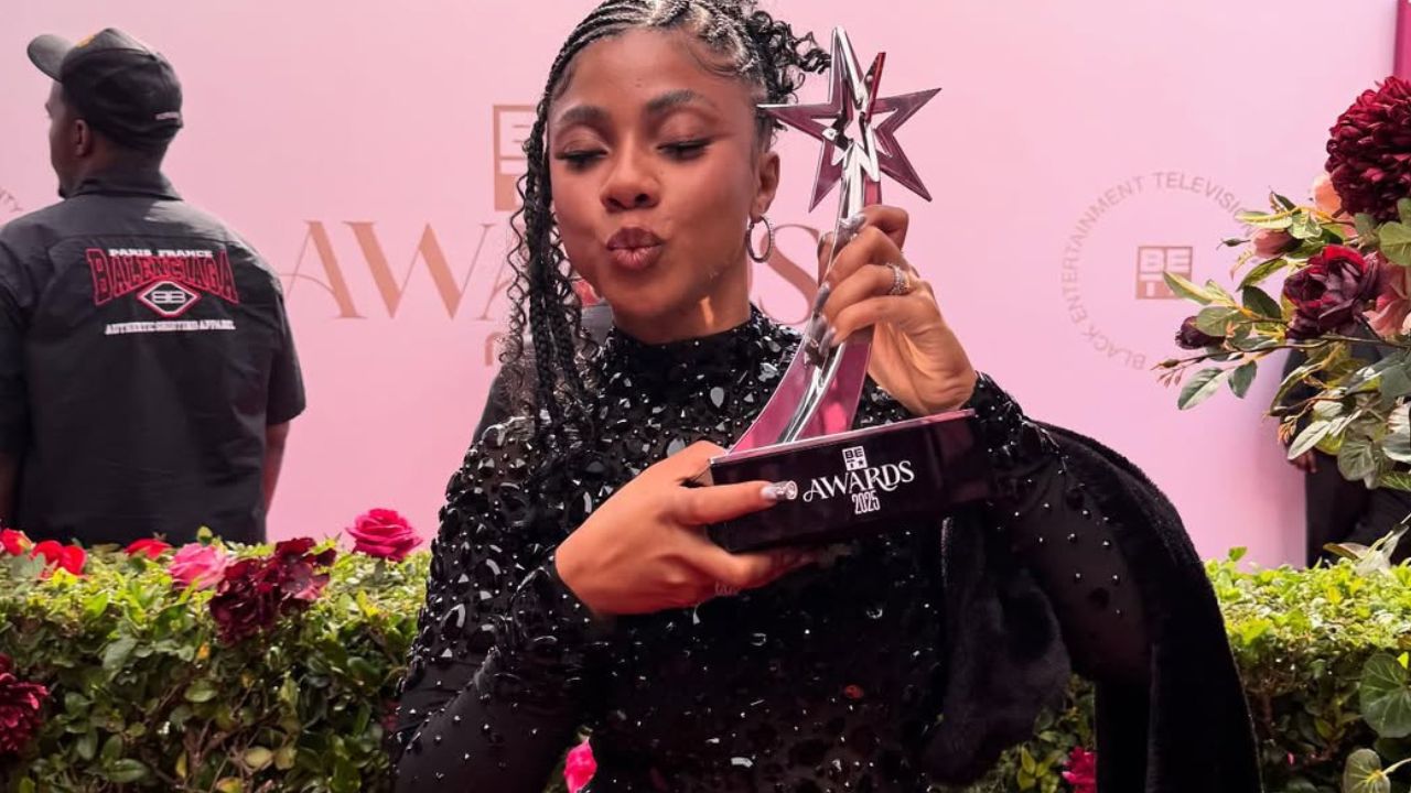 Ajuliacosta conquista prêmio de Melhor Artista Revelação Internacional no BET Awards 2025 | Reprodução/Instagram/@ajuliacosta
