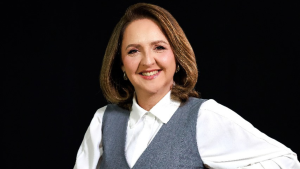 Seja inspiração: Por uma liderança humana, que impacte pessoas, gere resultados e construa legados por Keila Dier,  formada em liderança pela Universidade de Ohio