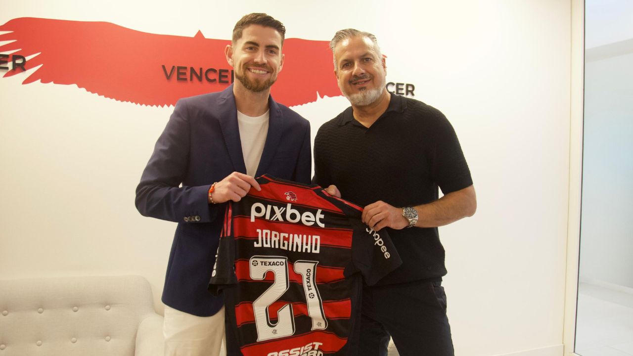 Jorginho sendo apresentado pelo diretor José Boto, pelo Flamengo | 
Reprodução/x/@Flamengo
