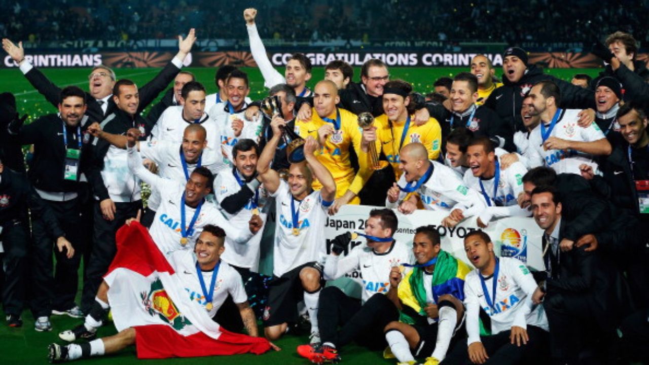 Elenco do Corinthians com a taça do Mundial de Clubes | Reprodução/Lintao Zhang/Getty Imagens Embed