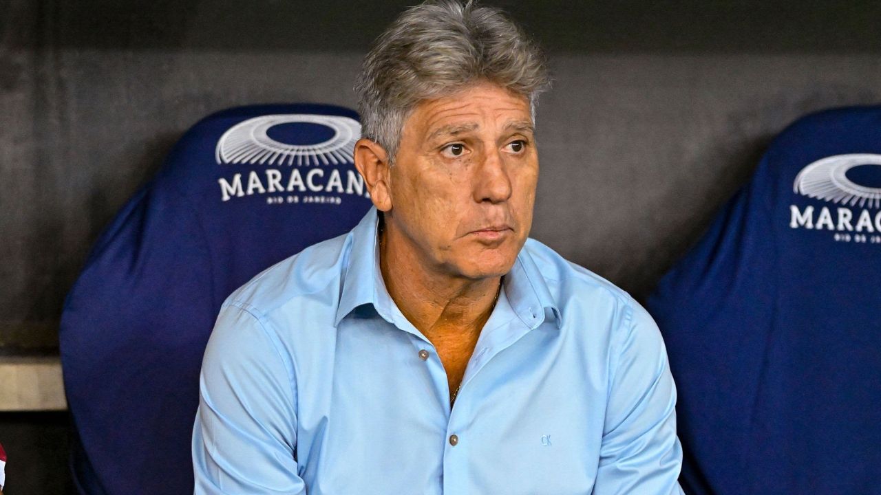 Treinador do Fluminense Renato Gaúcho sentado no banco de reservas do maracanã |
foto/reprodução/x/@queiiros_