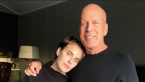 Filha de Bruce Willis rebate críticas online após publicar fotos do pai