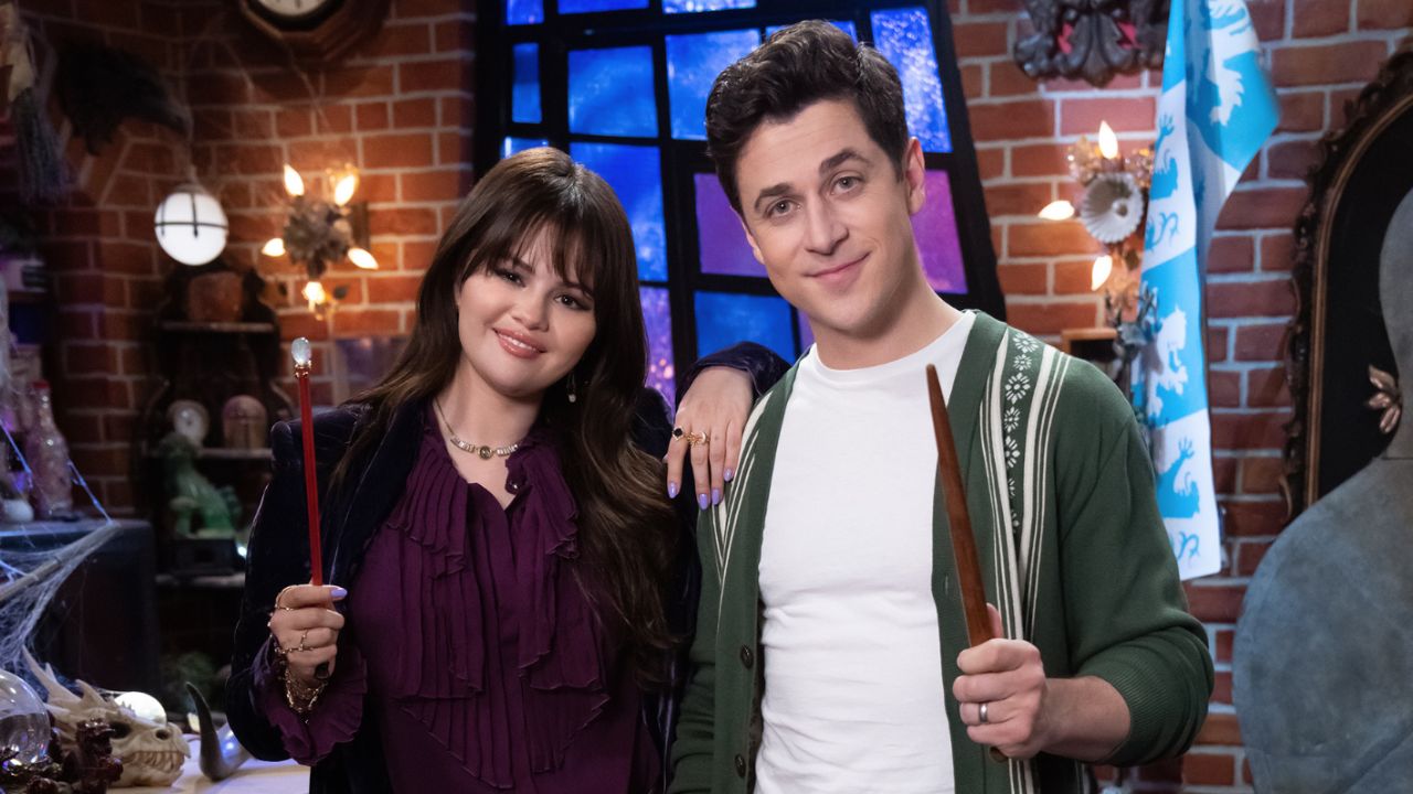 Selena Gomez e David Henrie durante divulgação do Spin-Off de "Os Feiticeiros de Waverly Place" | Reprodução/Disney