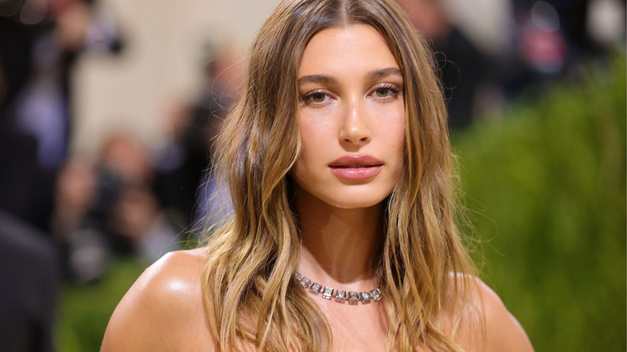 Hailey Bieber no tapete vermelho do Met Gala 2021 posando para fotógrafos | Reprodução/Theo Wargo/Getty Images Embed