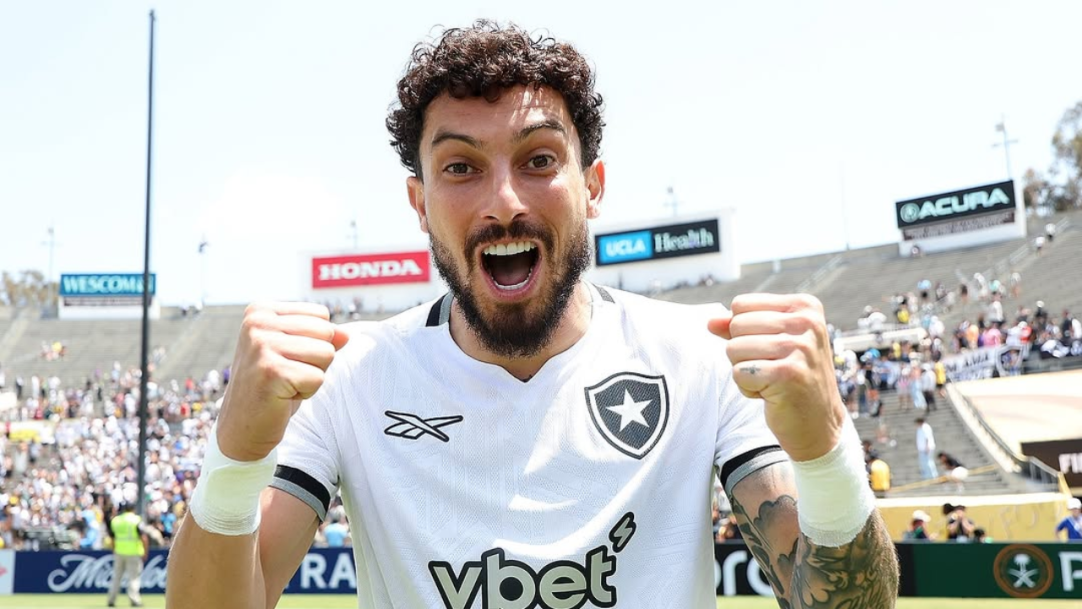 Alex Telles destaca ‘jogo histórico’ entre Botafogo e Palmeiras nos EUA