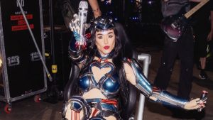 Katy Perry usa disfarce para visitar parque após fã invadir palco