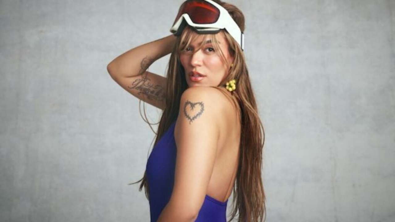 Karol G revive vedetes latinas no clipe de ''Latina Foreva'' | Reprodução/Instagram/@karolg