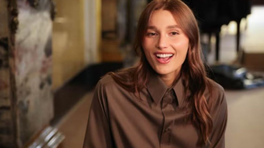 Sasha Meneghel apresenta nova coleção da Mondepars em desfile no Theatro Municipal de São Paulo