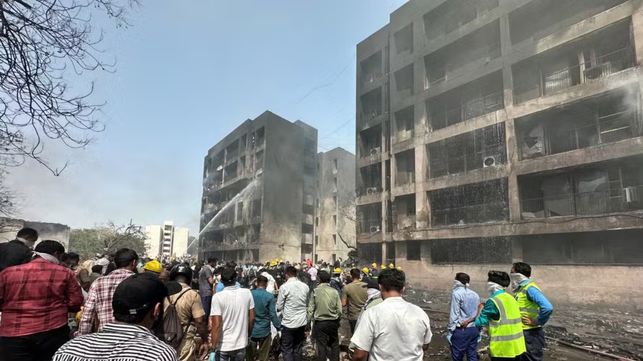 Local da queda do avião, na cidade de Ahmedabad, Índia | Reprodução/Reuters/Amit Dave