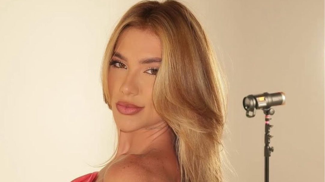 Virginia é cercada por fãs durante ato religioso