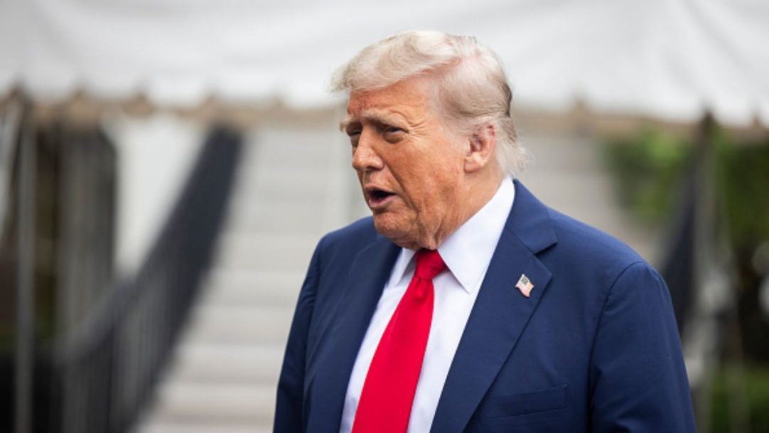 Trump lidera desfile militar em Washington no dia do próprio aniversário