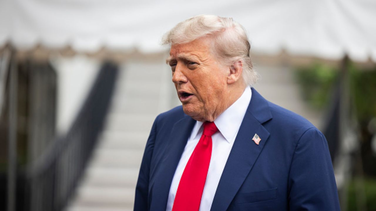 Donald Trump durante uma coletiva de imprensa | Reprodução/Jim Lo Scalzo/Getty Images Embed