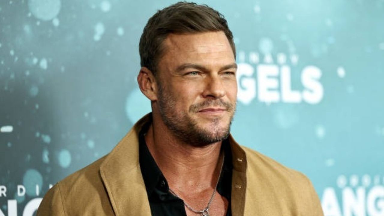 Ator Alan Ritchson | Reprodução/ Jamie McCarthy/ Getty Images Embed