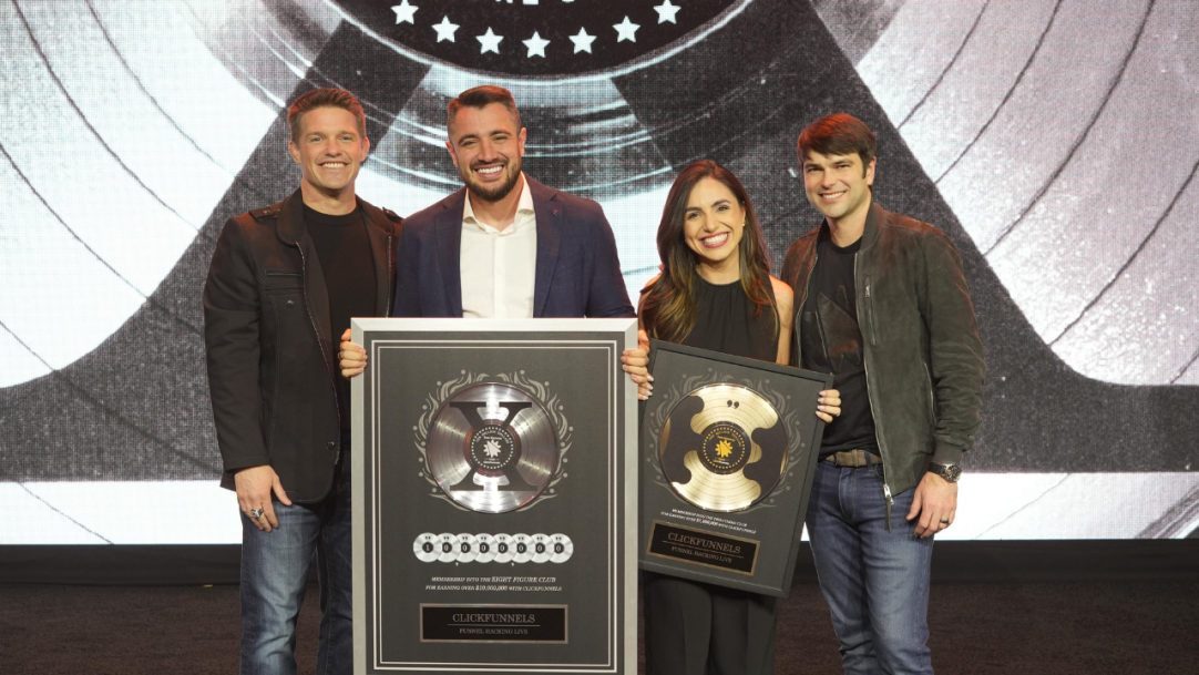 Quem é Djônatan Leão, o brasileiro que criou a maior comunidade de pessoas que faturam em dólar pela internet