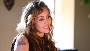 Miley Cyrus conta que foi proibida de cantar músicas de “Hannah Montana” ao sair da Disney