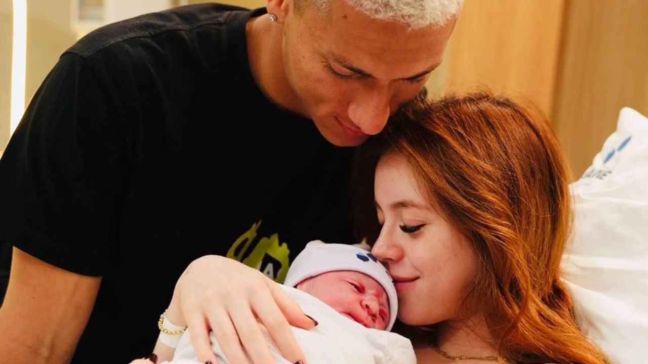 Jogador Richarlison e Amanda Araújo Jogador Richarlison e Amanda Araújo celebram nascimento do primeiro filho | Reprodução/Instagram/ @richarlison
