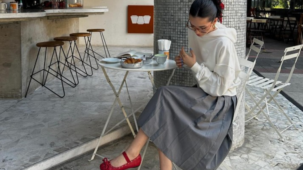 Sapatilhas vermelhas e laço combinando | Reprodução/@aliceleaos/Instagram