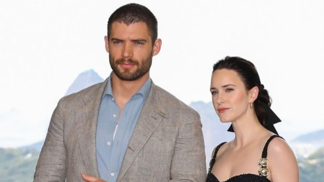 Rachel Brosnahan usa PatBO em coletiva de imprensa de Superman no Rio de Janeiro