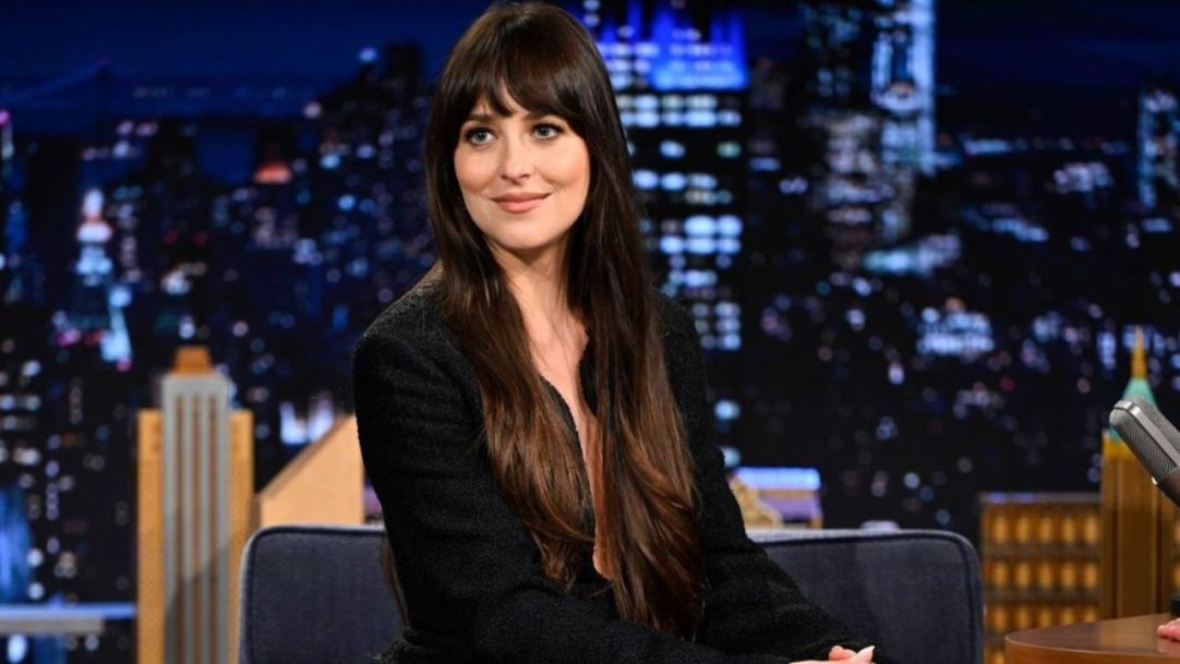 Dakota Johnson segue focada na carreira após separação de Chris Martin