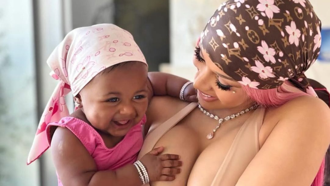 Cardi B compartilha a primeira foto do rosto da filha caçula, Blossom