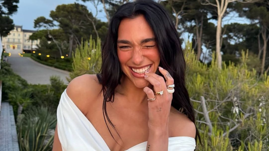 Anel de noivado “cigano” de Dua Lipa redefine tendências