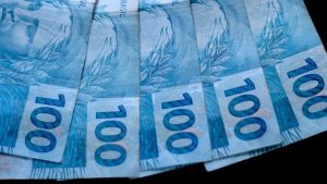 Banco Central mantém alta da Selic; Ibovespa recua e dólar fecha valorizado