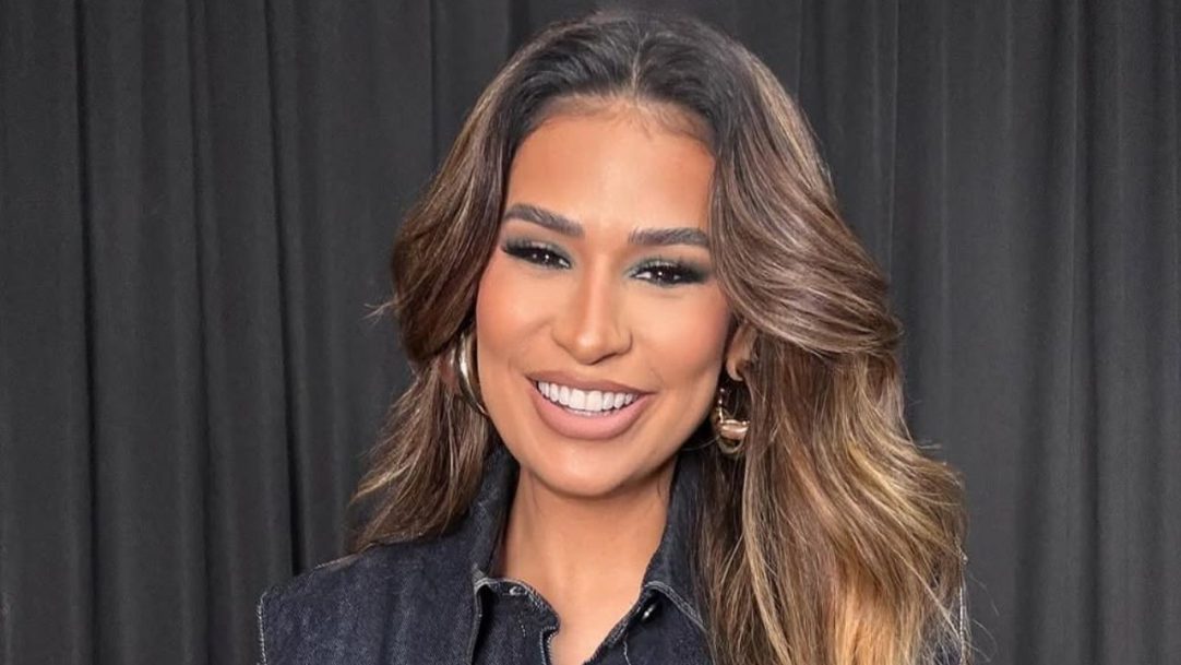 Simone Mendes ganha animal inusitado de presente em show