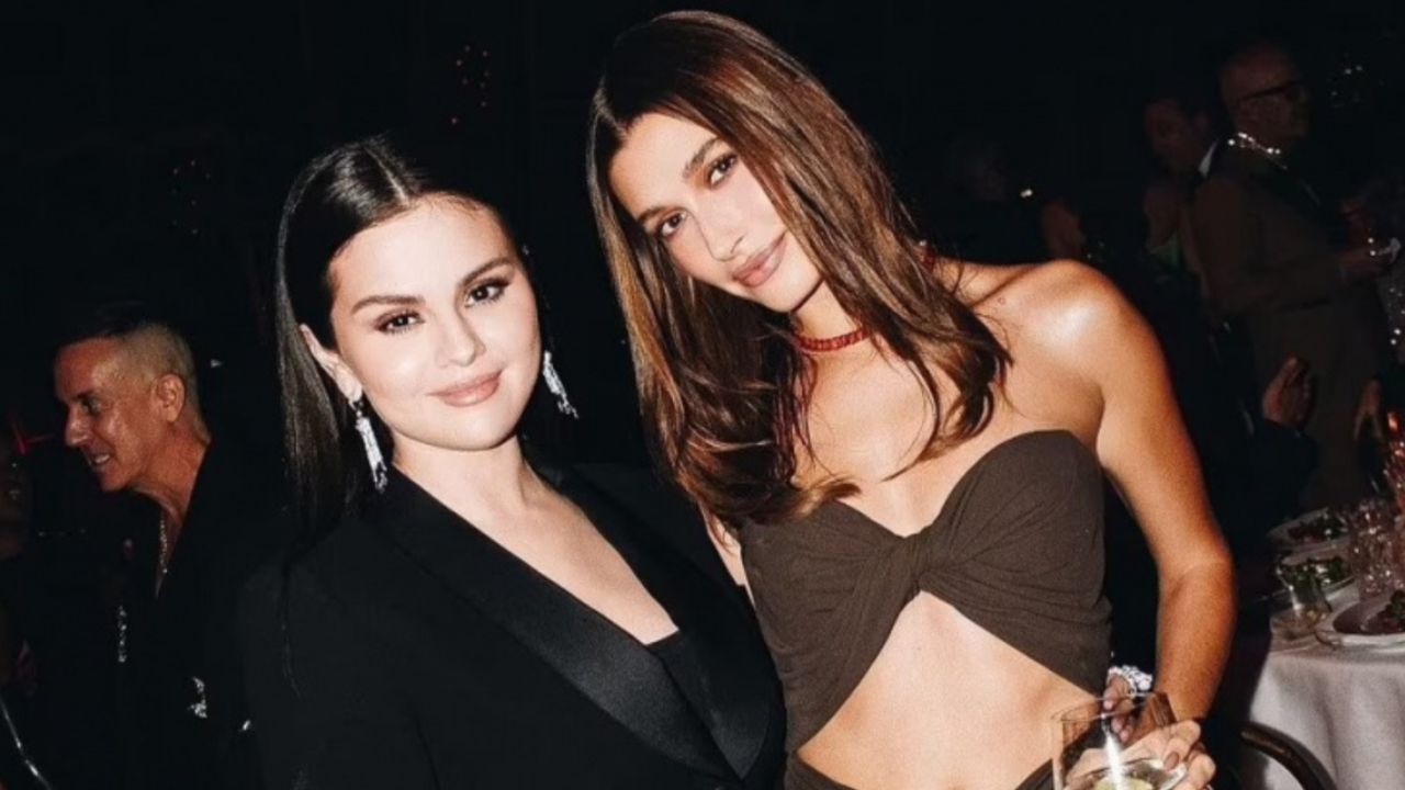Selena Gomez e Hailey Bieber posando pra fotos, juntas, em evento | Reprodução/Instagram/@instylemagazine/Tyrell Hampton