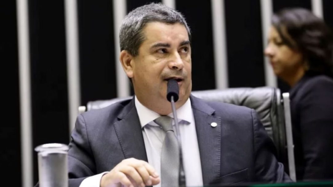 Coronel Tadeu assume mandato na Câmara após afastamento de Carla Zambelli