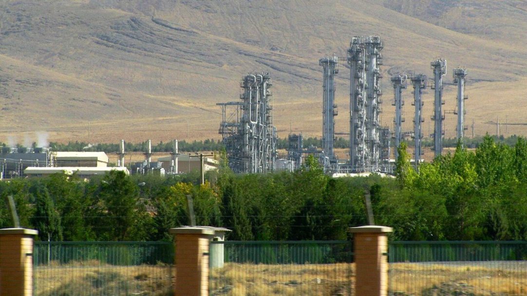 Israel realiza nova ofensiva aérea em território iraniano e alerta população local