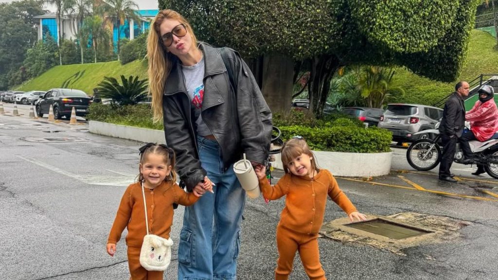 Virginia leva as filhas para acompanhar a gravação do “Sabadou” no SBT