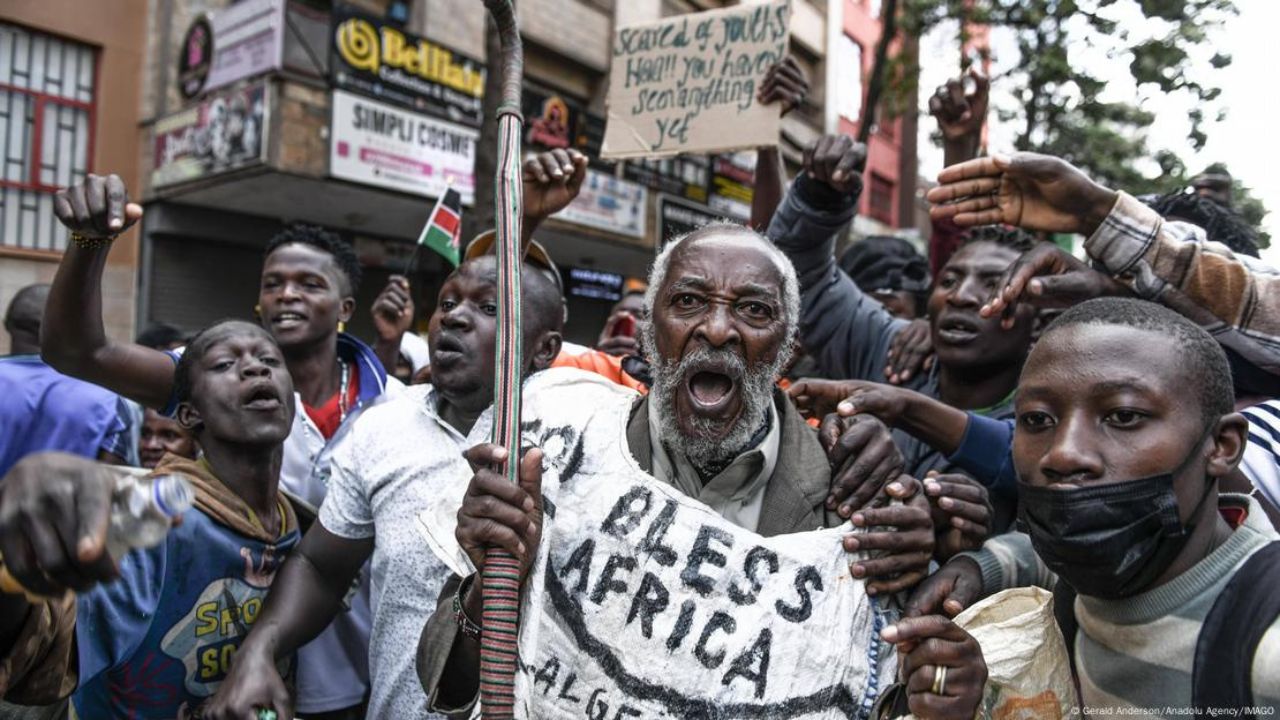 Manifestante em protesto no Quênia | Reprodução/X/@cesarchiyaya