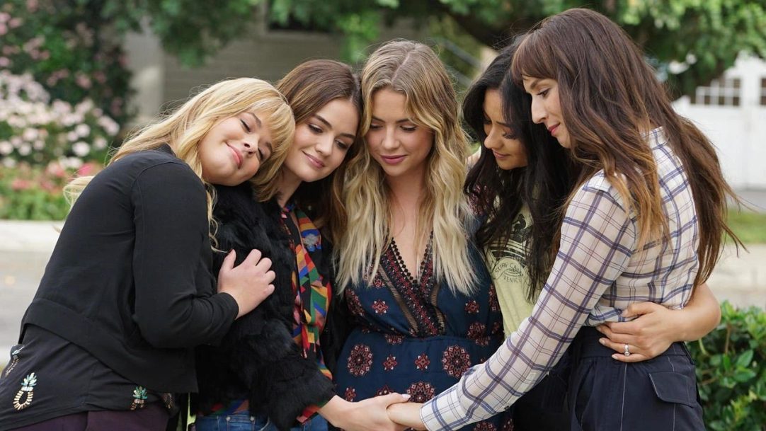 Criadora de “Pretty Little Liars” conversa sobre possível retorno em filme com elenco original