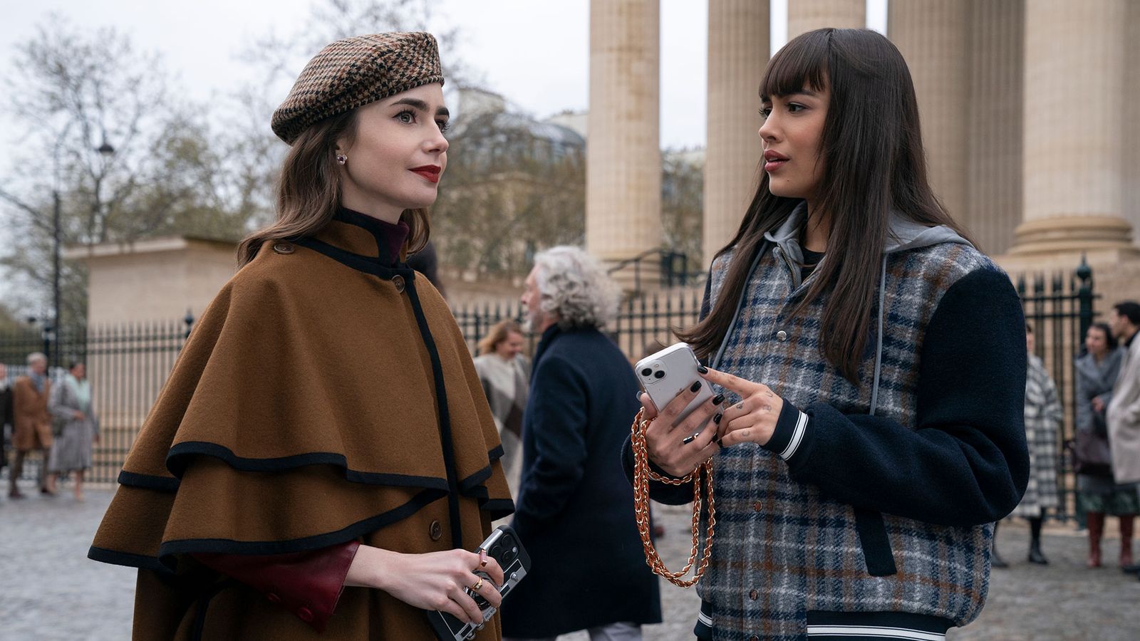 Thalia Besson como Genevieve ao lado de Lily Collins como Emily na 4ª temporada de Emily em Paris | Reprodução/Netflix/Stephanie Branchu