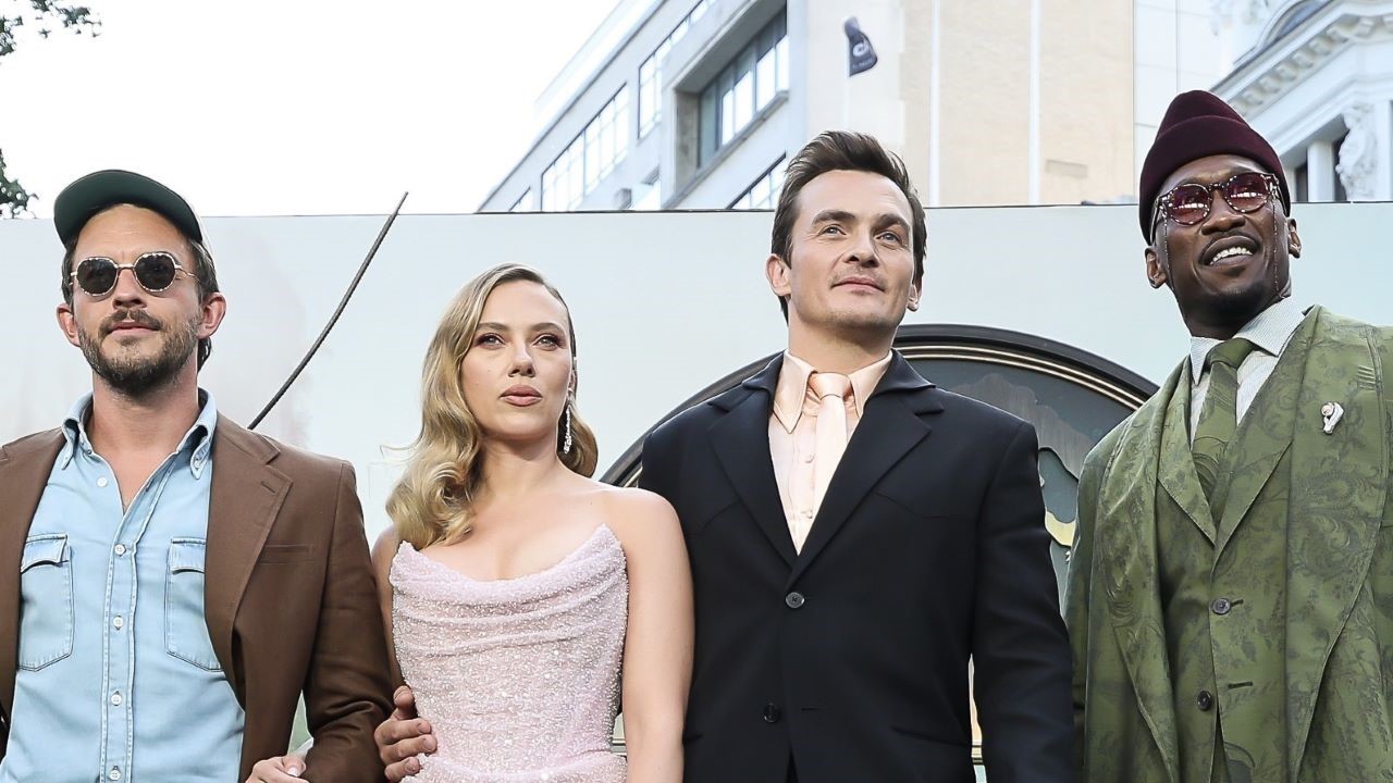 Atores de Jurassic World posando para foto | Reprodução / X / @Jurassic World