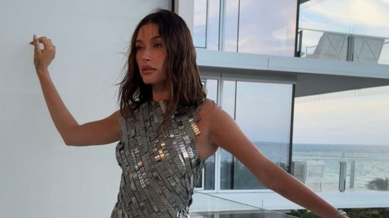 Hailey Bieber revive anos 2008 com um vestido tubinho brilhoso Reprodução/Instagram/@haileybieber