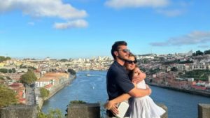 Camila Queiroz celebra aniversário de Klebber Toledo