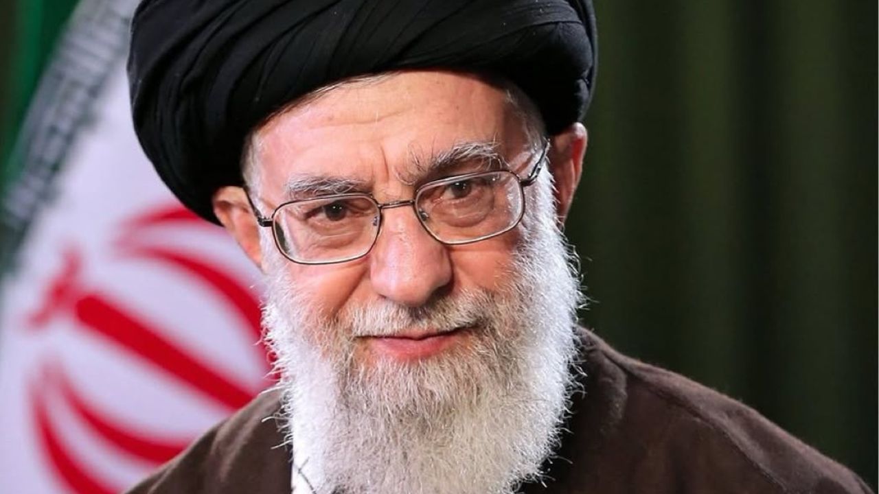 Ali Khamenei, líder do Irã, em frente a bandeira do país | 
Reprodução/Instagram/@hilzfuld