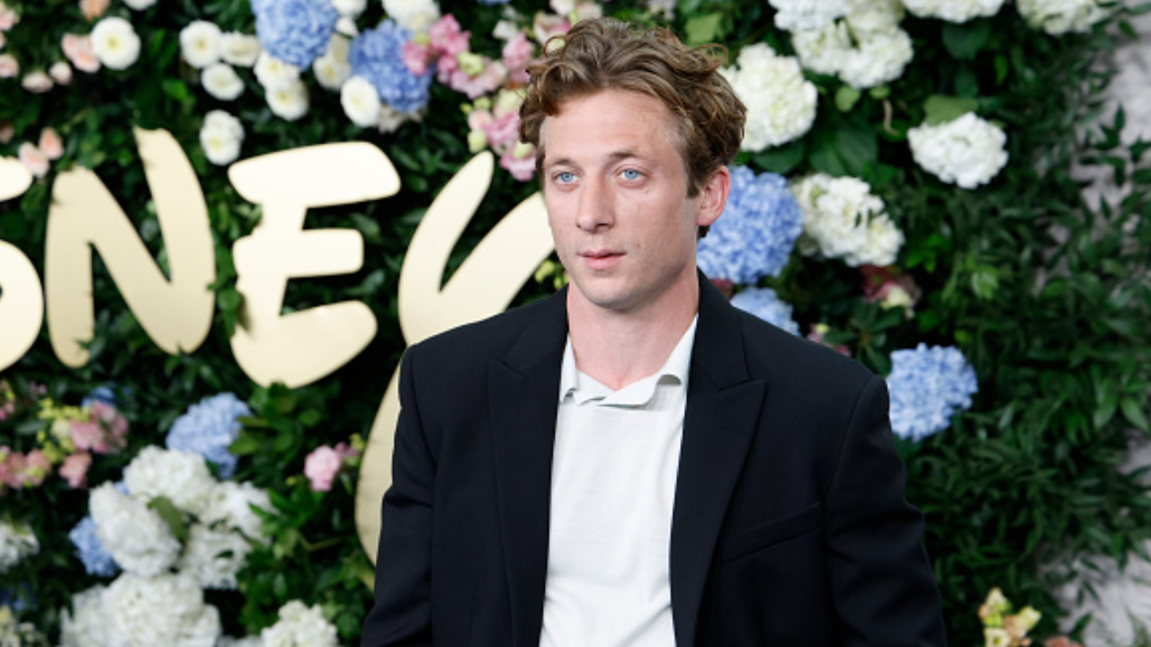 O protagonista do filme de Bruce Springsteen, Jeremy Allen White, no Disney Upfront 2025 | Reprodução/Taylor Hill/FilmMagic/Getty Images Embed
